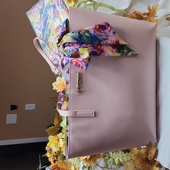 Betsey Johnson Handbags - NWT BLUSH BETSEY JOHNSON LARGE TOTE